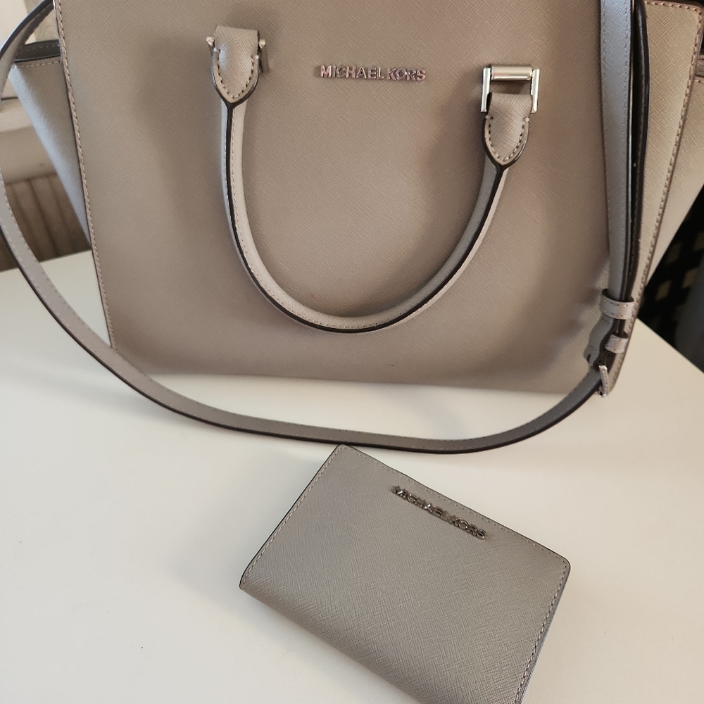 MICHAEL KORS reversible shoulder bag w/wallet. EUC.
